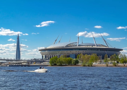 Отличная новость: в Санкт-Петербурге запустили круиз с живой музыкой по заливу вокруг Васильевского острова..