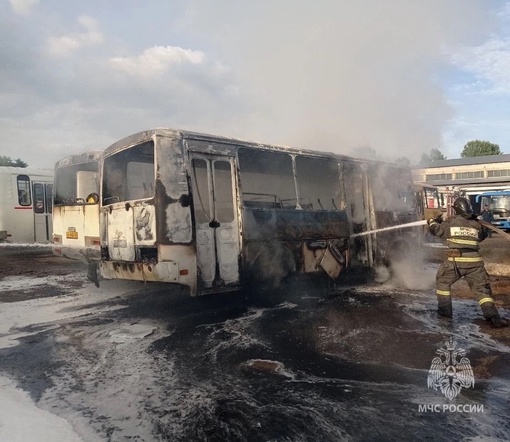 🗣️ В Выксе вчера вечером сгорели сразу пять пассажирских автобусов и ГАЗелька.  Сотрудники МЧС сообщают,..