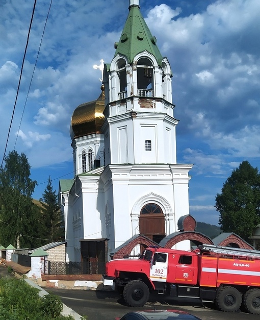 В поселке Сыростан загорелся храм из-за шаровой молнии. 
"По прибытии на место пожарные увидели, что из..