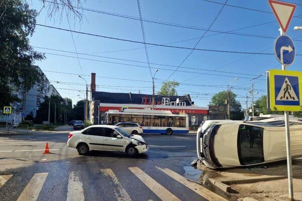 В Самаре японский внедорожник опрокинулся, ударившись о «Гранту»  Авария произошла утром 8 июня 2023 года.  Как..