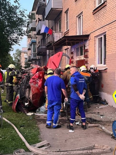 А в Колпинском районе машина протаранила дом на набережной Комсомольского канала.  Водитель в тяжелом..