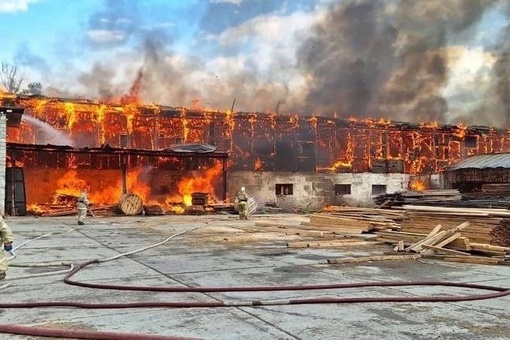 В поселке Ключевск накануне вечером загорелось здание цеха лесозавода площадью 1100 квадратных метров.  С..