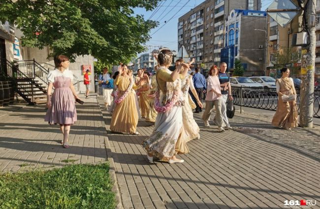 На прошлой неделе на улицах ходили люди в камуфляже, на этой — кришнаиты. Ростов - город контрастов..