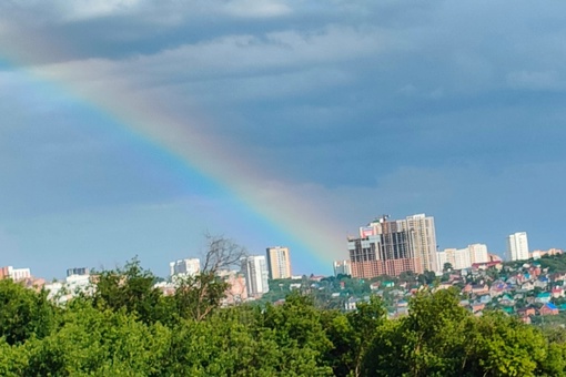 🌈Красивое завершение дня  В Уфе прямо над многоэтажками появилась двойная радуга. Бережно собрали..