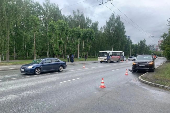 В Екатеринбурге произошло массовое ДТП с участием автобуса. 
В Екатеринбурге на улице Щербакова, 124,..