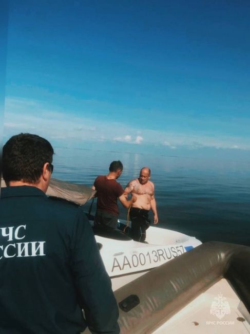 🚤 Шесть мужчин отправились на лодке по Таганрогскому заливу, но остались без бензина. Он закончился.  Мужики..