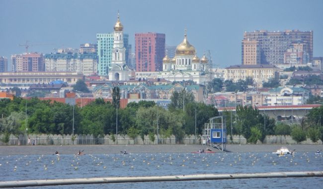 Летние виды на городской фасад донской столицы с Гребного канала..