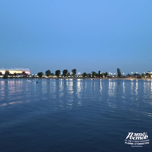 🌃 Вечерняя обстановка на набережной. По Дону плывут теплоходы, катера..