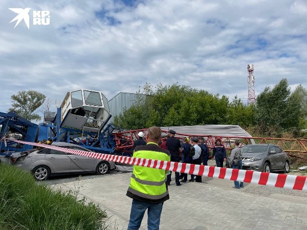 При падении крана на стройке в Новосибирске погибла женщина-крановщица. В полиции смогли установить ее..