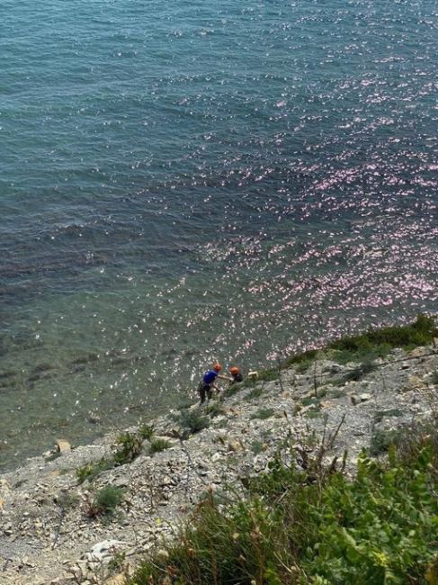 В Новороссийске мужчина застрял при спуске с горы  Водитель автомобиля решил искупаться в районе стеллы..