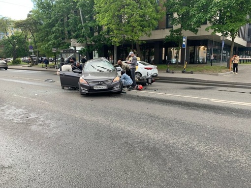 Мотоцикл влетел в Hyundai 😳  Утром 2 июня на Васильевском острове в Петербурге столкнулись мотоцикл и..