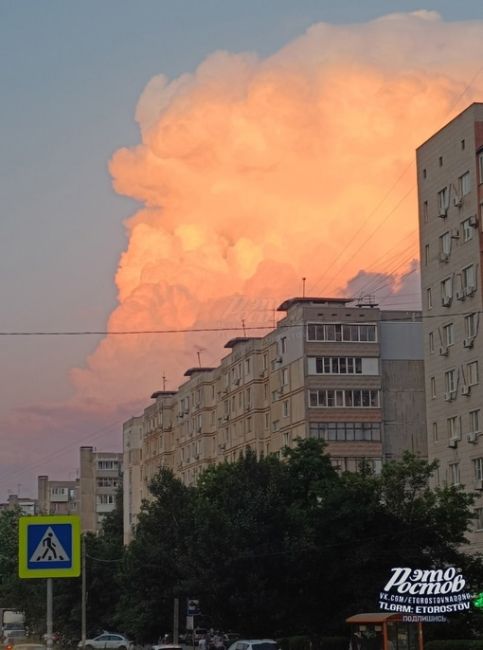 Могучее облако на закате в Ростове..