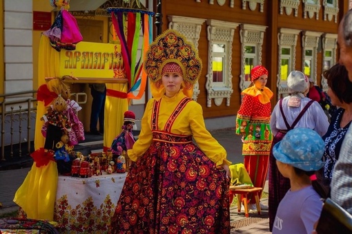 🗣В Семенове в эти выходные прошел фестиваль народных художественных промыслов «Золотая Хохлома». 
..