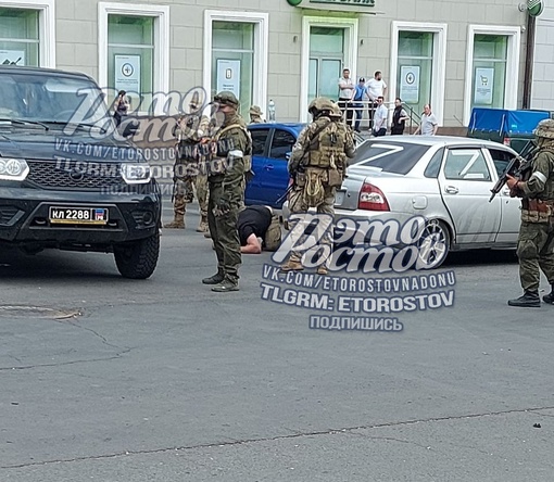 📍Буденновский/Красноармейская. В районе сбера какие-то люди с бородой, автоматами и гранатами угрожали..