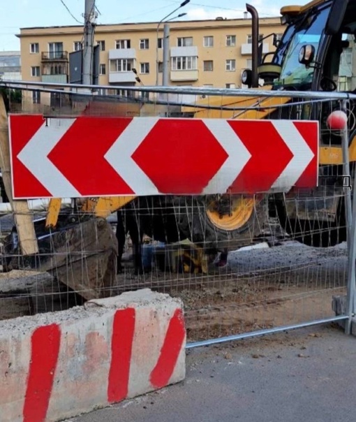 🗣️ не для слабонервных  На площади Свободы трактор ковшом задавил курьера. Парня доставили в больницу им...