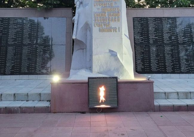 Современные технологии в Ростовской области  В селе Вареновка сделали Вечный огонь в виде трансляции на..