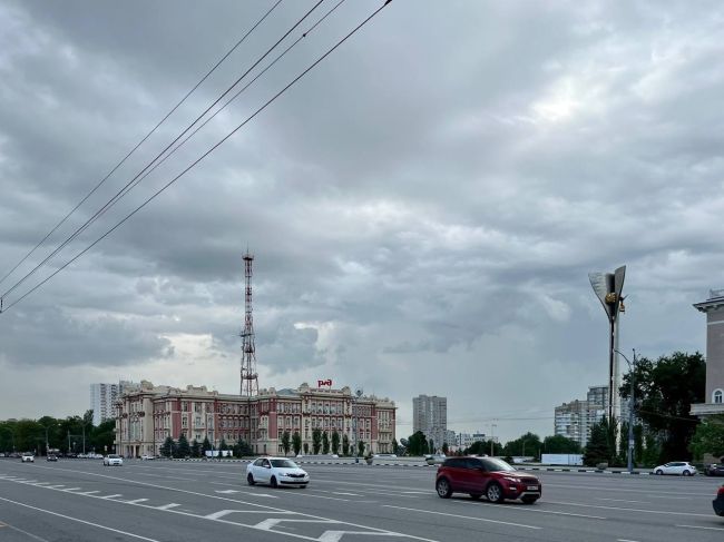 На предстоящих выходных в Ростове ожидается дождь и сильный ветер. 
В субботу будет облачно, но без осадков...