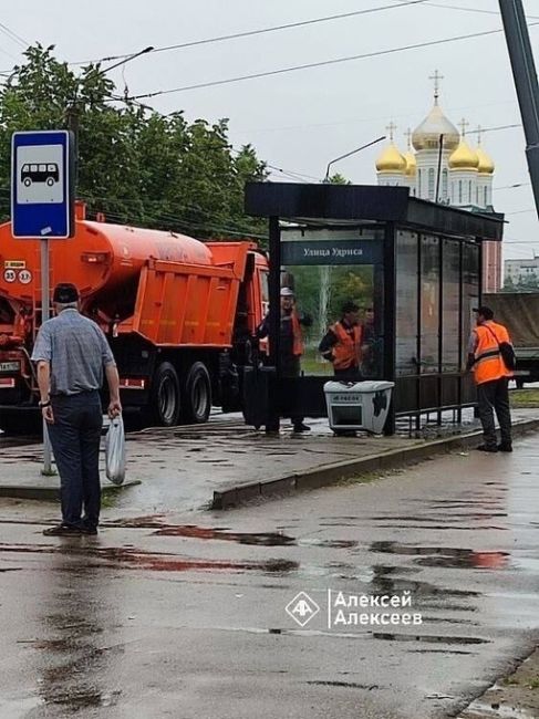 🗣️обычные новости  Дождь — лучшее время для мытья остановок!  Видимо, так думают коммунальщики из..