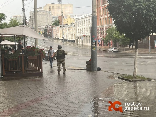 🌧Обстановка: В центре Ростова пошел дождь. Бойцы «Вагнера» потянулись под..