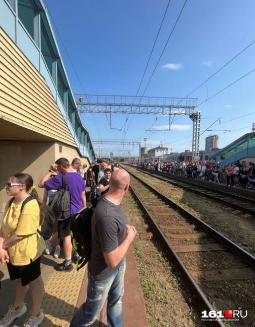 ⚡️Днём на ростовском пригородном ж/д вокзале был ажиотаж. На перронах была практически давка, сообщила..