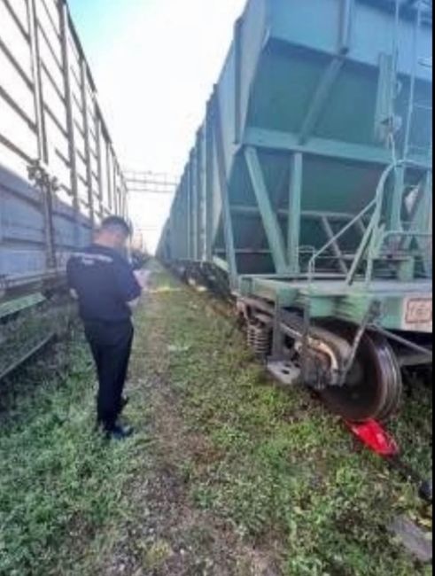 ⚡️Мужчина выжил после удара высоковольтным током на вагоне поезда в Усть-Лабинске  33-летний мужчина..