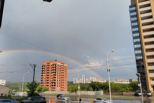 🌈Красивое завершение дня  В Уфе прямо над многоэтажками появилась двойная радуга. Бережно собрали..