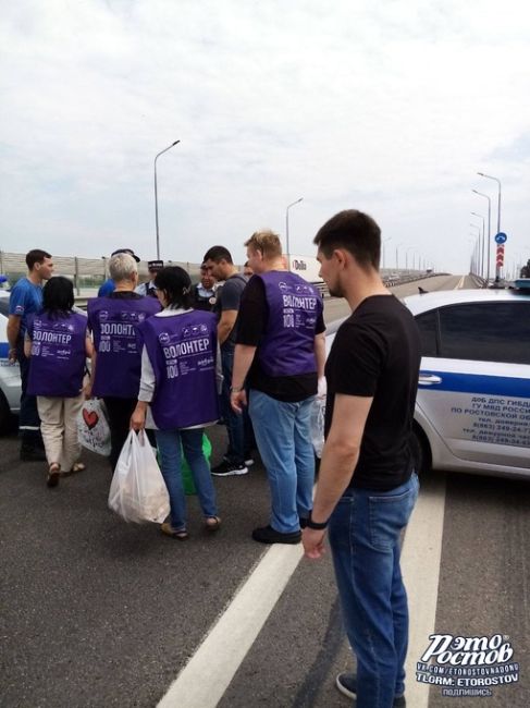 🙏 На трассе М-4 в Батайске волонтеры помогают с продуктами питания нуждающимся  [club104083518|⚡Подпишись на..