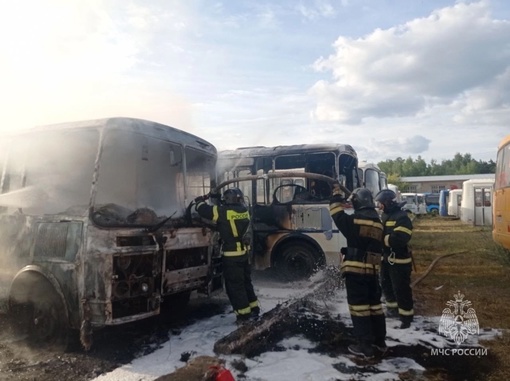 🗣️ В Выксе вчера вечером сгорели сразу пять пассажирских автобусов и ГАЗелька.  Сотрудники МЧС сообщают,..