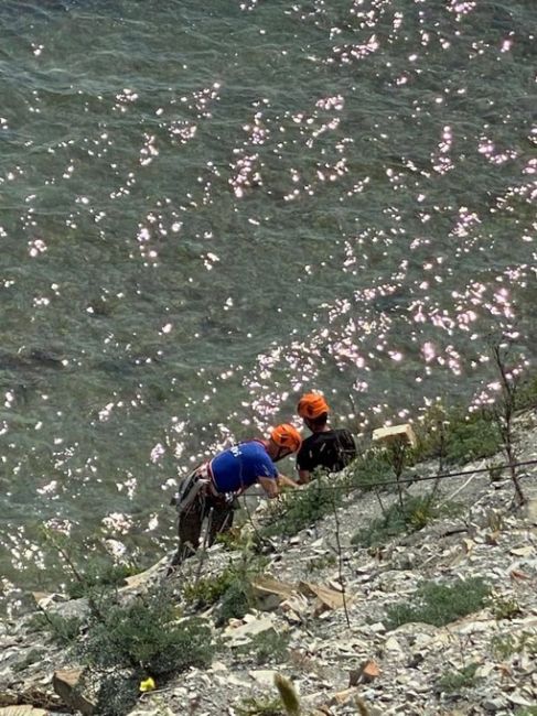 В Новороссийске мужчина застрял при спуске с горы  Водитель автомобиля решил искупаться в районе стеллы..