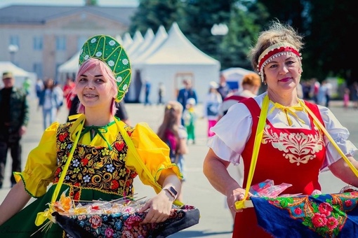 🗣В Семенове в эти выходные прошел фестиваль народных художественных промыслов «Золотая Хохлома». 
..