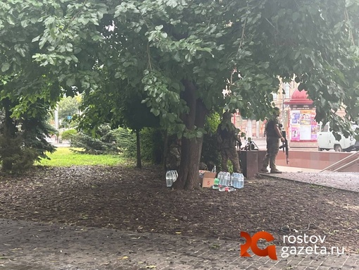 🌧Обстановка: В центре Ростова пошел дождь. Бойцы «Вагнера» потянулись под..