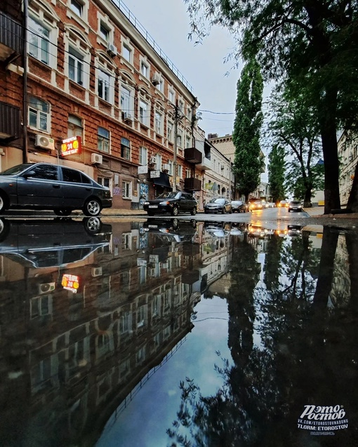 Отражения в лужах после сегодняшнего дождя..