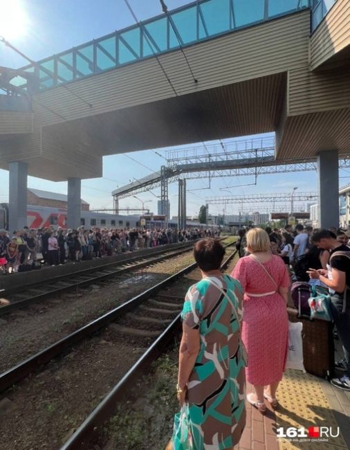 ⚡️Днём на ростовском пригородном ж/д вокзале был ажиотаж. На перронах была практически давка, сообщила..