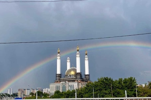 🌈Красивое завершение дня  В Уфе прямо над многоэтажками появилась двойная радуга. Бережно собрали..