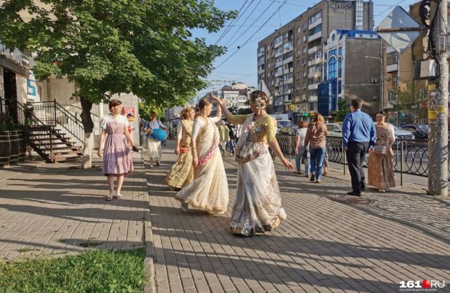 На прошлой неделе на улицах ходили люди в камуфляже, на этой — кришнаиты. Ростов - город контрастов..