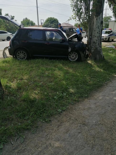 В Таганроге девушка сбила велосипедиста, после чего он улетел в дерево 
Очевидец рассказал, что после удара..