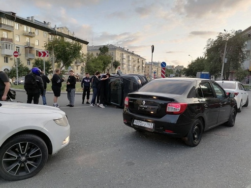 В Самаре в результате ДТП автомобиль каршеринга опрокинулся на бок  Немец прилег на бок  В социальных сетях..