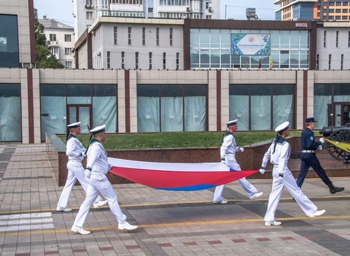 🇷🇺 В Новороссийске на площади развернули огромный флаг России  Фото..