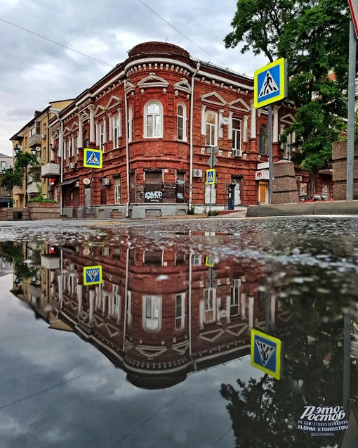 Отражения в лужах после сегодняшнего дождя..