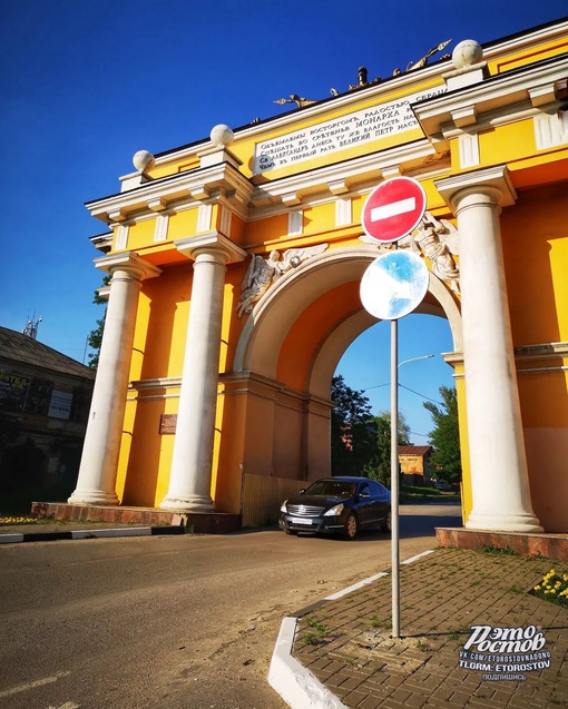 📷 В Новочеркасске две триумфальных арки: Западная и Северная. Появились они в 1817 году в честь прибытия..