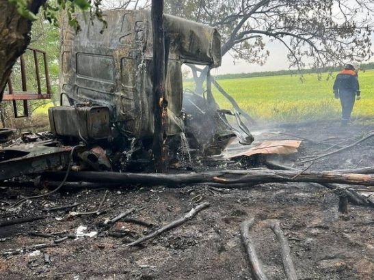 В Ростовской области водитель грузовика сгорел заживо после ДТП  Авария произошла вчера, 21 июня, на 206-м..