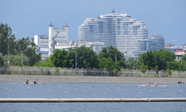 Летние виды на городской фасад донской столицы с Гребного канала..