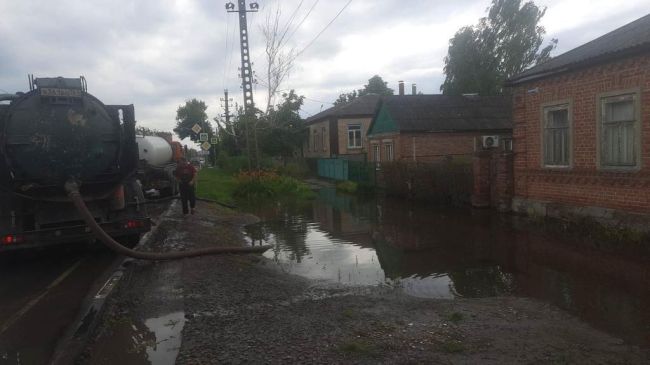 В Батайске одинокий пенсионер не может выйти из дома из-за затопленного двора. А всё из-за огромного..