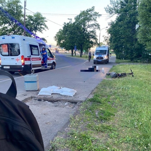 😢Электросамокатчик погиб, влетев в яму на юге Петербурга  Трагедия произошла на проспекте Народного..