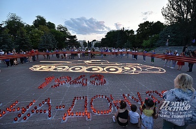 🕯Ростов помнит: в сквере Фрунзе в канун Дня памяти и скорби из 5000 зажженных свечей выложили танк Т-34. Участие..