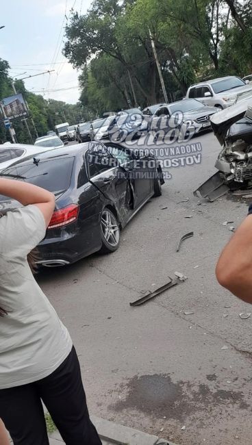 🚔🚨Серьёзное ДТП на Таганрогской, 141А. У Десятки перед всмятку, у Мерседеса повреждения с пассажирской..