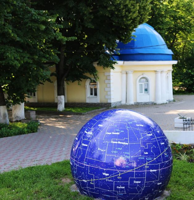 В парке Горького открыли зеркальную экспозицию звездного неба. Экспозиция находится около Астрономической..