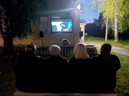 🍿Кино под открытым небом смотрят не только Нижегородцы.  Вот, например жители Нового Доскино тоже вечерами..