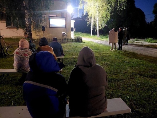 🍿Кино под открытым небом смотрят не только Нижегородцы.  Вот, например жители Нового Доскино тоже вечерами..