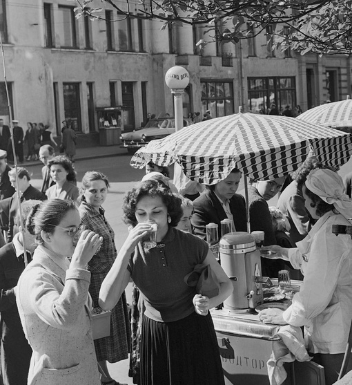 Взгляд в прошлое.  Продажа газированной воды на Петровке в летний день в 1958..